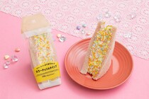 【画像】わわっ、カラースプレーたっぷり！　コチラが新商品「カラーチョコ＆ホイップサンド」です！　おいしそう！！