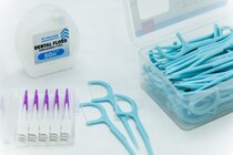 【疑問】デンタルフロス、歯間ブラシを使うのは「歯磨き前」or「歯磨き後」？