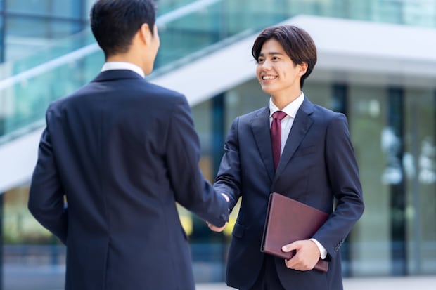 初対面で「仕事ができそう」と思われる髪形とは？　美容師が教える、損をしないための“顔周り”整え術