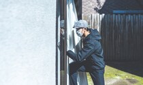 100均グッズで“泥棒が侵入諦める家”に　元刑事が教える、新生活で守るべき3つの“急所”