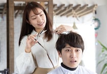 花粉症で「鼻水」が止まらない…カット中に鼻をかむのはマナー違反？　美容師が教える“意外な正解”