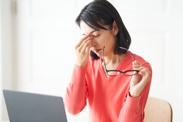 「まぶたのピクつき」は目からのSOS？　メガネスーパーが教える“意外な原因”とは
