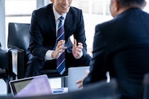 前職の「人脈」生かすのはNG？　転職後の営業でうっかり“犯罪”に該当するリスクとは【弁護士解説】