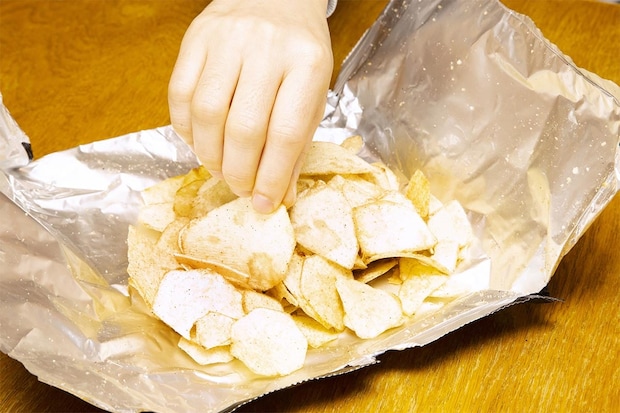 ファミマ公式の“ポテチの開け方”《令和派》《昭和派》に反響　SNS「昭和はないなぁ…」「令和知らなかった」