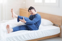 就寝中、突然の“激痛”に阿鼻叫喚　足がつる原因は？　緊急時“NG”行動＆予防法を整骨院・院長が解説