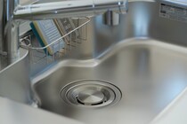 排水口に流してはいけない“意外なもの”3選　ハウスクリーニング業者が教える、まさかの食品「油断しちゃダメ」