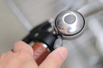 【ひどい】歩道を歩いていたら、後ろから「自転車のベル」鳴らされイラッ　“道交法”違反じゃないの！？