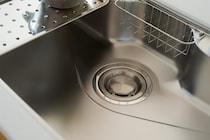 台所に流すと危険な“3つ”のもの「絶対に避けたい」　インスタントラーメンのスープもNG！【クラシアンが紹介】