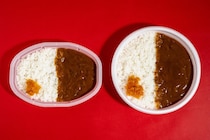 【ファミマ】45％増量「こだわりカレー」の“ビフォーアフター”に衝撃！　ハンバーグが「2つ乗ります」