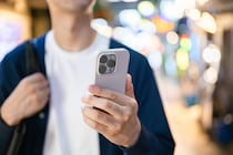 スマホが自宅に「花粉」持ち込む？　NTTドコモが紹介する帰宅後の“クリーニング術”とは