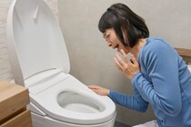 【困った】掃除しても「トイレ」が臭う…原因は便器の裏だけじゃない？　汚れがたまりやすい“意外な場所”とは
