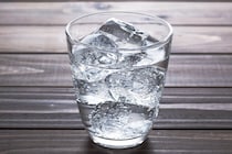 暑い日につい「炭酸水」飲み過ぎてしまう…どんなリスク？