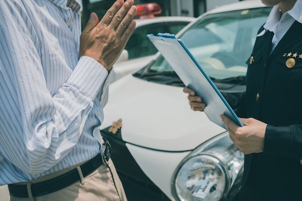 【自転車】違反して「青切符」渡された！　身分証なかったらどうなる？　無視した場合は？【弁護士・解説】