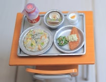 【給食】児童一人に《ベニズワイガニ1杯》が提供　「絵面強すぎ」と話題に