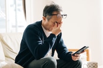 【えっ】「近視だから老眼にならない」は誤解？　メガネスーパーが紹介する、意外と気付かない「老眼」の“初期サイン”