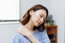 【すごい】「えっ…初耳」　これがやっかいな「肩こり」を指で解消する“テクニック”です！