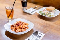 “ゴキブリ”が飲食店で…そのまま放置？　伝える？　対処法＆NG行為を専門家に聞く