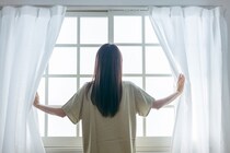 【衝撃】「まさか一度も洗ってない…？」自宅のカーテン、最後に洗ったのはいつ…？メーカーが推奨する“理想の洗濯頻度”とは