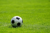 サッカー選手はどうして「子どもと手をつないで入場」するの？　実は“深い意味”が隠されていた