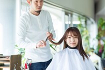 【美容室】「指名なし」なのにいつも同じ担当者…そろそろ「指名料」払わないと失礼？　本音を美容師に聞く