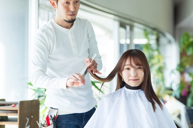 【美容室】「指名なし」なのにいつも同じ担当者…そろそろ「指名料」払わないと失礼？　本音を美容師に聞く