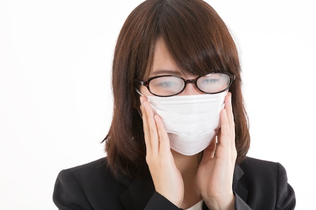 花粉症でマスク着けても「眼鏡」曇らない！　メーカー直伝の“裏技”とは