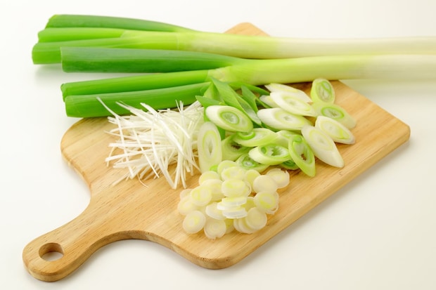 【長ネギ】「風邪に効く」は根拠なし？ 　食べ過ぎの意外なリスク＆注意すべき人の特徴とは