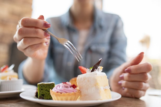 「甘い物」食べ過ぎが“栄養不足“を招く！？　イライラ＆だるさの原因とは【管理栄養士が解説】