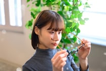 眼鏡のレンズ汚れたら乾拭きNG！？　メーカーが教える正しい手入れ方法とは
