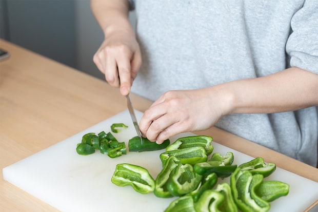 《アイラップ》で洗い物を出さない、5分で作れる「無限ピーマン」　お弁当・おつまみにも