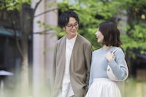 女性が「ドキッ」とする、モテる男性の行動“3つ”「さりげなく車道側を…」ほかには？【100人調査】