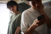 “束縛”と感じる恋人の言動は？→約4割が別れにつながった！？「スマホを見ようと…」「LINEが遅いと不機嫌に」【200人調査】