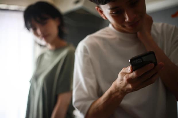 “束縛”と感じる恋人の言動は？→約4割が別れにつながった！？「スマホを見ようと…」「LINEが遅いと不機嫌に」【200人調査】