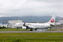 飛行機で“酔いやすい人”はどこに座るべき？　JALのアドバイスに「なるほどね」「窓側派」