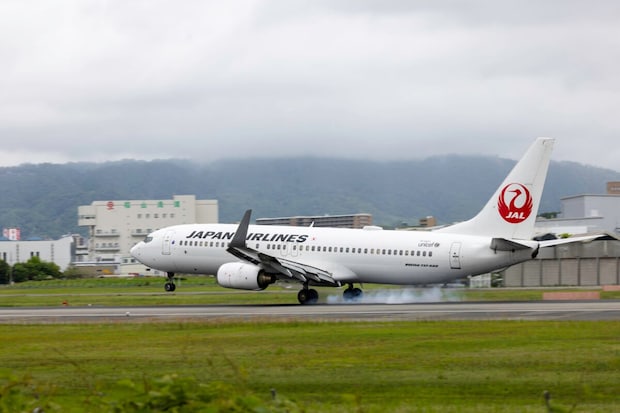 飛行機で“酔いやすい人”はどこに座るべき？　JALのアドバイスに「なるほどね」「窓側派」