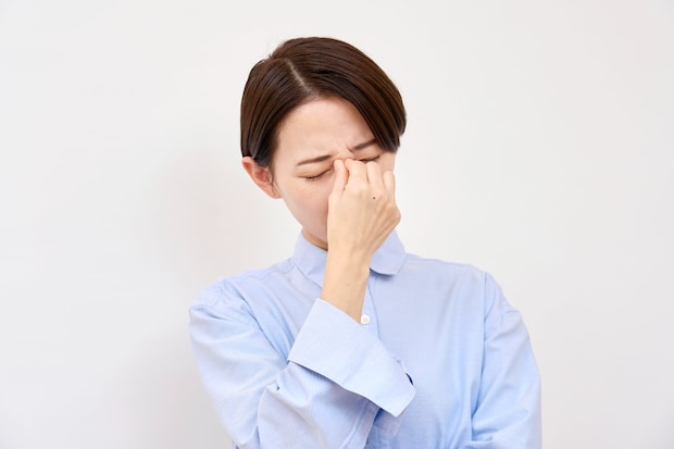 視界に黒いごみ…「飛蚊症」放置してOK？　“失明”につながる3つの危険症状とは【眼科医が警告】