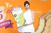 「TWICE」サナ　ハーゲンダッツは「ご褒美のような存在」　ミニ丈ホワイトドレスで美脚も