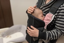 抱っこひもで骨折も…「立ったまま外す」は危険　GWの外出時に事故防ぐ方法とは