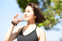 プロテインはまずくて溶けない」は過去の話…！今は「水でたんぱく質」を補給…？筋トレ民を支える“筋トレフード”の変遷