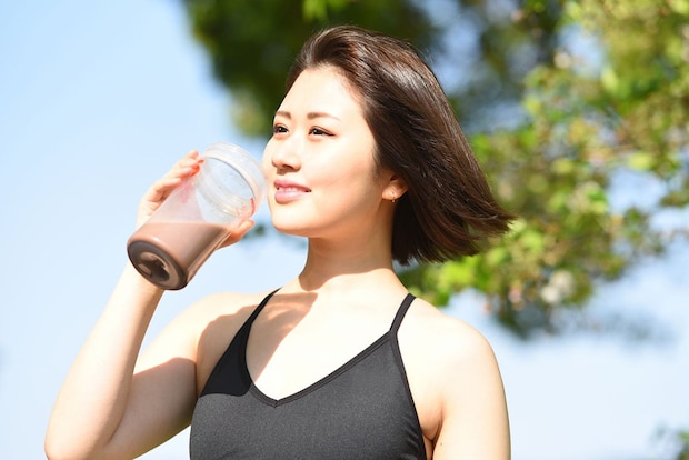 プロテインはまずくて溶けない」は過去の話…！今は「水でたんぱく質」を補給…？筋トレ民を支える“筋トレフード”の変遷