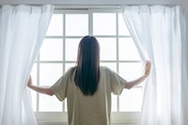 「自宅のカーテン、まさか一度も洗ってない…？」　メーカーが推奨する“理想の洗濯頻度”とは