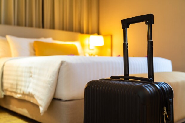 【ホテル】連泊時、部屋の「荷物」はどの程度片付けたらいいの？　スーパーホテルが明かす“正解”に「なるほどね」