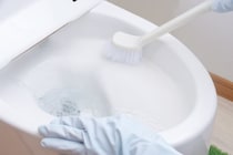 【要注意】便器を破損するかも…！？　トイレの便器掃除に使ってはいけない「4つの道具」