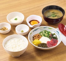 【やよい軒】アカモク、マグロ、納豆、オクラ…8種の彩り「ねばとろ定食」発売　とり天、しまほっけ付きも