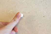 「退去時にバレない？」画びょう・ネジで《壁に穴》を開けて大丈夫？意外と多い「壁穴の抵抗感」を感じる人々の本音とは