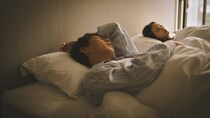 「5分で寝落ち」は深刻な睡眠不足のサイン？　専門家が教える、睡眠負債をためる人がやりがちな“NG行動”