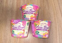 【写真】えっ？　中身は何色？　真紫？　「アサイーボウル＆ヨーグルト Powered by 森永アロエ」を開封してみた！