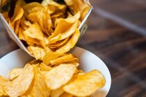 【要注意】夜の「ポテチ」やめられない…意志のせいではなく「心の疲れ」かも　改善策は？