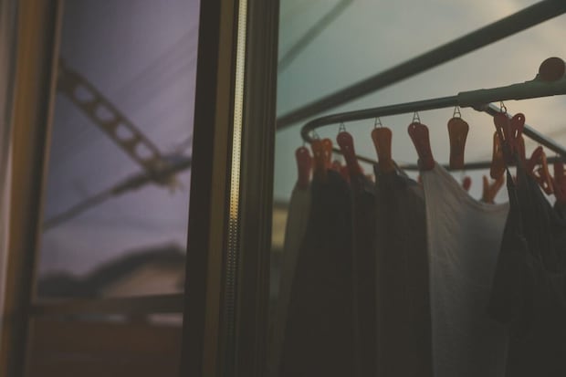 乾かないから…「洗濯物の夜間干し」は絶対NG！？　クリーニング業者が警告する“恐怖のデメリット”とは