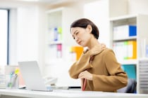 「30分に1回」で集中力が続く！　職場のデスクでガチガチの体をほぐす“簡単ストレッチ”とは